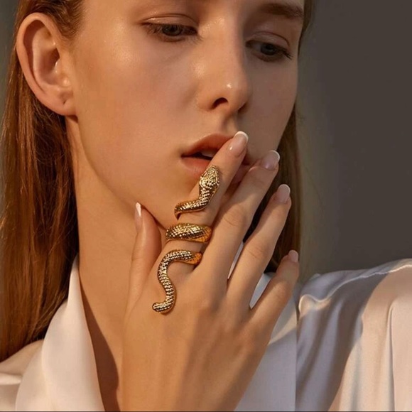 3/$30 💛 Finger Snake Ring - Picture 5 of 5